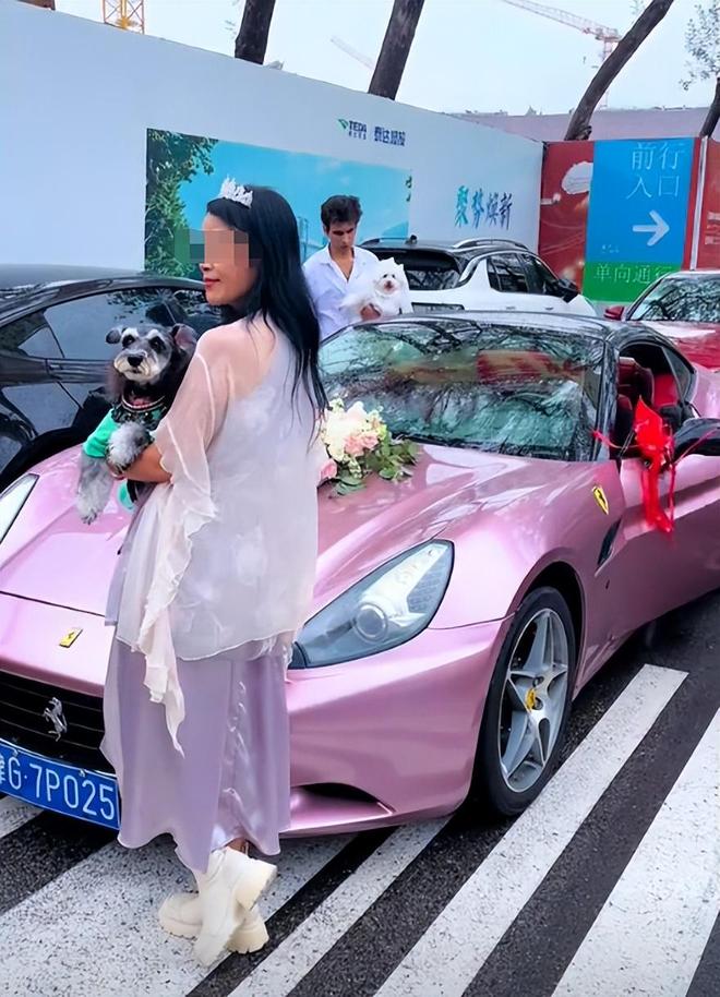 豪车法拉利接亲外国小伙乐坏了不朽情缘富婆给狗办婚礼送豪宅(图8)