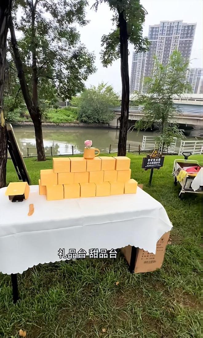 豪车法拉利接亲外国小伙乐坏了不朽情缘富婆给狗办婚礼送豪宅(图14)