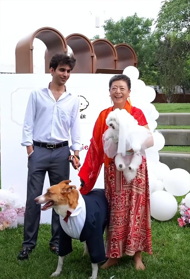 豪车法拉利接亲外国小伙乐坏了不朽情缘富婆给狗办婚礼送豪宅(图20)